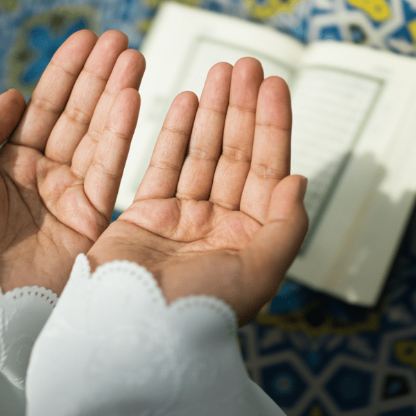 Ilustrasi seseorang sedang membaca Al-Qur’an dengan khusyuk