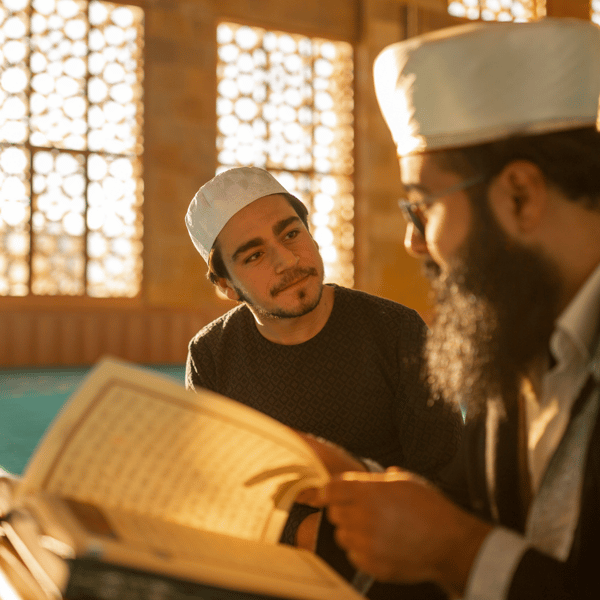 Ilustrasi guru dan murid sedang mengaji bersama