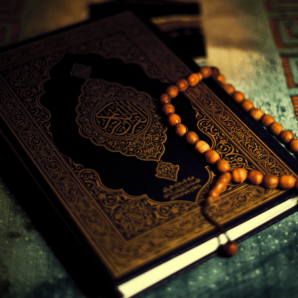 Ilustrasi Al-Qur’an terbuka dengan cahaya suci